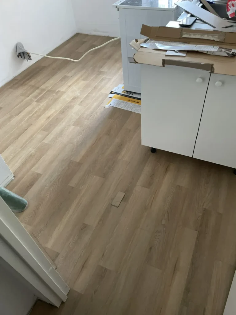 Выполненная работа по укладке пола